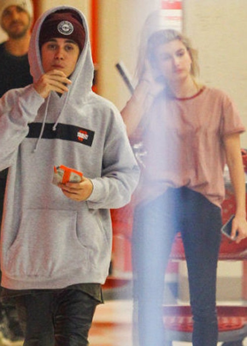 Tháng 12/2014, Justin bác bỏ nghi vấn hẹn hò người mẫu Hailey Baldwin. Trong khi đó, tháng 1/2015, Selena bắt đầu bị đồn hẹn hò DJ Zedd.