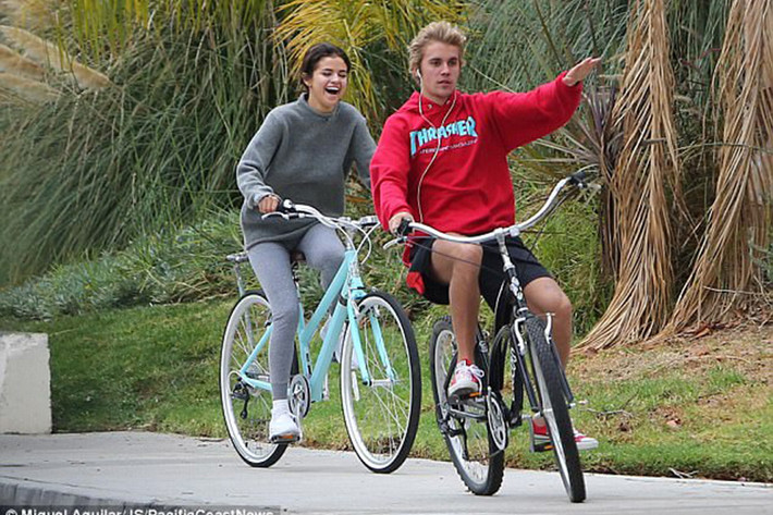 Sau khi chia tay The Weeknd, Selena liên tục dính như sam với Justin. Ngày 1/11, cặp đôi một thời cùng nhau đạp xe và nói chuyện rất vui vẻ. Ảnh: Dailymail