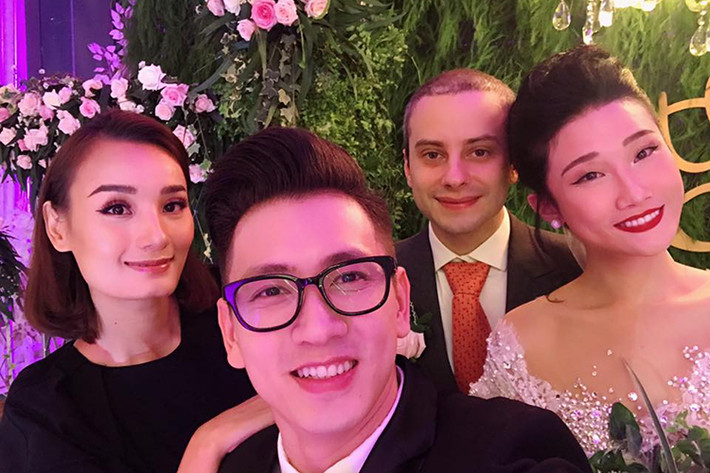 Đỗ An - chồng của Lê Thúy cũng đến dự đám cưới của Kha Mỹ Vân. Trên trang cá nhân, Lê Thúy chúc mừng vợ chồng Kha Mỹ Vân hạnh phúc viên mãn.