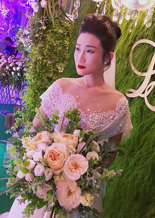 Kha Mỹ Vân đẹp lộng lẫy trong đám cưới. Trước hôn lễ, chân dài sinh năm 1989 và chồng ngoại quốc đã có hơn 2 năm hẹn hò.