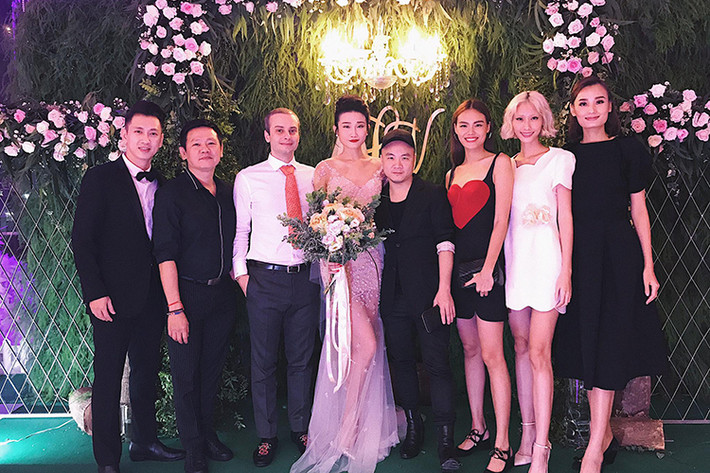Vợ chồng Kha Mỹ Vân chụp ảnh cùng dàn khách mời gồm: vợ chồng Lê Thúy, Đỗ Mạnh Cường, Hằng Nguyễn, Lê Thanh Thảo.