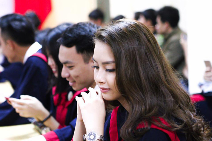 Hoa hậu Phạm Thùy Trang chia sẻ: “Hãy luôn mỉm cười, khi đó cuộc sống của bạn sẽ bớt đi mệt mỏi và căng thẳng”.