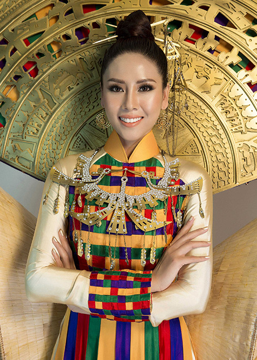 “Hồn Việt” được điểm xuyết bởi 2 chiếc nón lá khổng lồ như một đôi cánh cách điệu, cùng phần cánh quạt với họa tiết trống đồng mang đậm dấu ấn văn hóa, lịch sử của dân tộc Việt Nam.