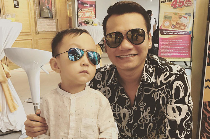 Bé Su Hào - con trai của cặp đôi sao Việt Tuấn Hưng - Thu Hương đeo kính sành điệu chụp ảnh cùng Khắc Việt.