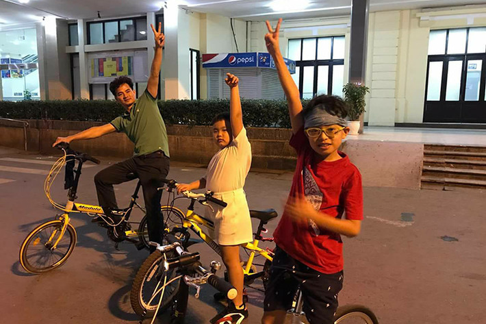 Xuân Bắc đưa hai cậu con trai cùng đạp xe dạo quanh Hà Nội để rèn luyện cơ thể.