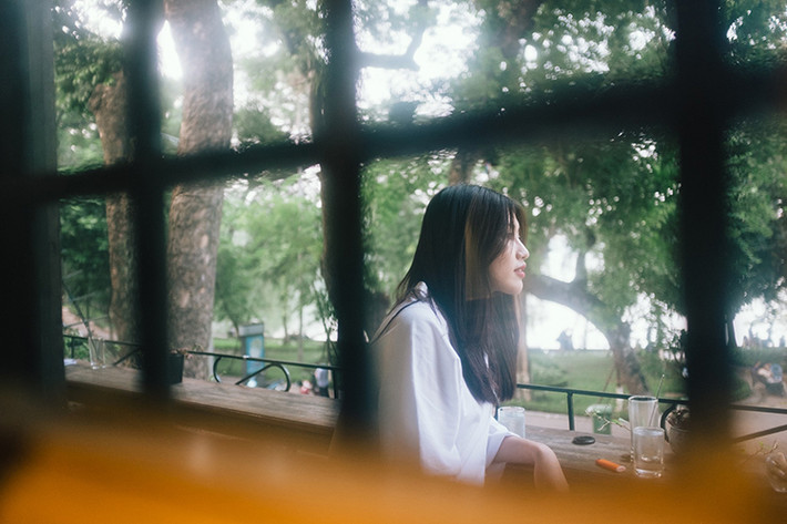 Quỳnh Châu chia sẻ: “Dám yêu dám hận, dám nói dám nhận, sống đúng với suy nghĩ và bản năng của một người con gái. Những điều đặc biệt ấy, còn gì đáng khen hơn nữa đây?”.