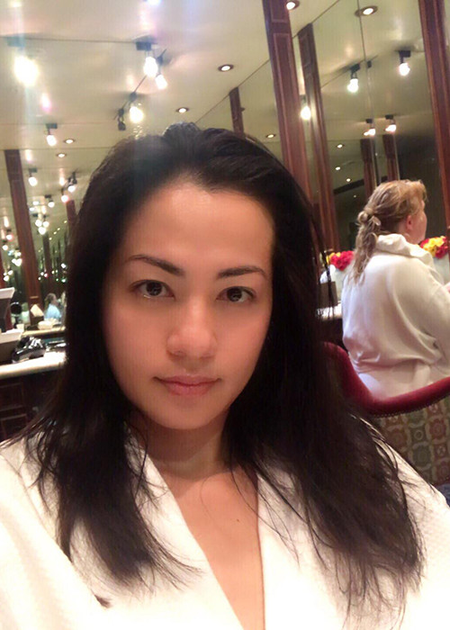 Cựu siêu mẫu Ngọc Thúy tiết lộ cuộc sống hạnh phúc bên chồng con. “Vừa đi spa ra, chồng con chạy đón tận chỗ đi ăn cháo cá (mới câu) của ba chồng nấu”.