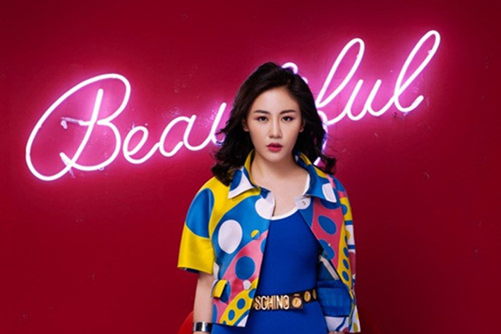Năm 2016, Văn Mai Hương phát hành MV Beautiful. MV nói về đề tài phẫu thuật thẩm mỹ và chính gương mặt cô tiếp tục trở đề tài bàn tán của cư dân mạng. Gương mặt thon gọn, đặc biệt là sống mũi cao khiến nhiều người nghi ngờ cô đã can thiệp "dao kéo".