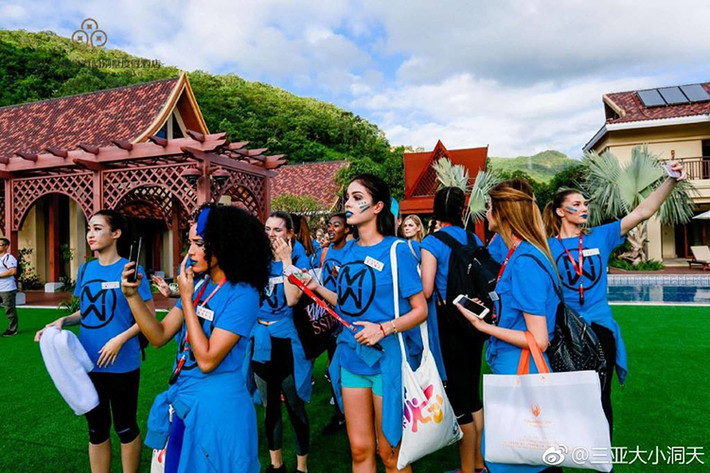 Trong phần thi này, hơn 100 thí sinh Hoa hậu Thế giới 2017 được chia thành ba đội gồm: xanh, đỏ và vàng.