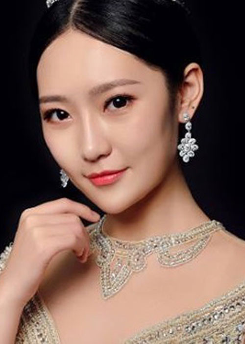 Quan Tư Vũ - Hoa hậu Thế giới Trung Quốc 2017 sở hữu nhan sắc đậm chất Á đông, vóc dáng cân đối. Đại diện nước chủ nhà được dự đoán tiến xa trong chung kết.