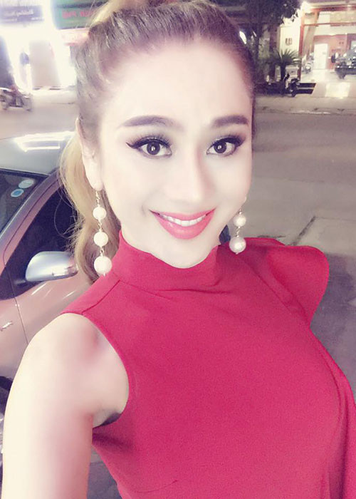 Lâm Khánh Chi tâm sự: “Gần đến ngày rồi niềm vui lại ùa về. Cảm giác hồi hộp và háo hức được vinh dự bước lên thánh đường ...”.