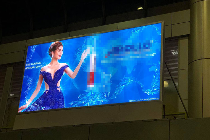 Á hậu Huyền My chia sẻ: “Đi event về rồi hộc tốc đóng đồ rồi lại phi như gió ra sân bay, mệt nhưng nhìn thấy hình ở đây lại thấy có thêm động lực. Thôi thì cố gắng lên nào”.