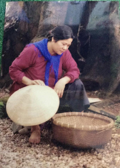 Minh Vượng tiết lộ: “Vai người vợ buôn cá tảo tần vở "Sếp rởm" ngược xuôi mua quan bán tước cho chồng cuối cùng chỉ còn tay trắng! Một vai mà qua từng đêm diễn tôi cứ rơi nước mắt thương nhân vật của vở đến xót lòng”.