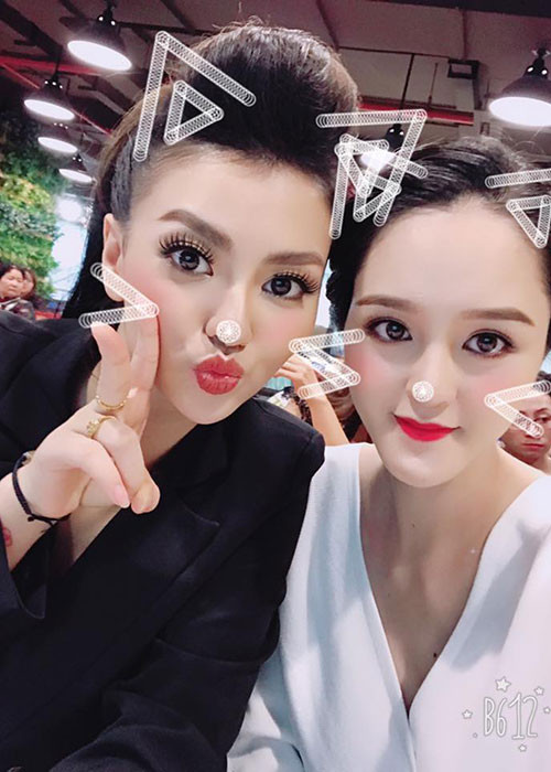 Hot Face sao Việt 24h: Trịnh Hồng Quế (trái) hội ngộ Á hậu Hoàng Anh. Tháng 9 vừa qua, Hoàng Anh hạ sinh con gái đầu lòng sau đám cưới vào tháng 3/2017.