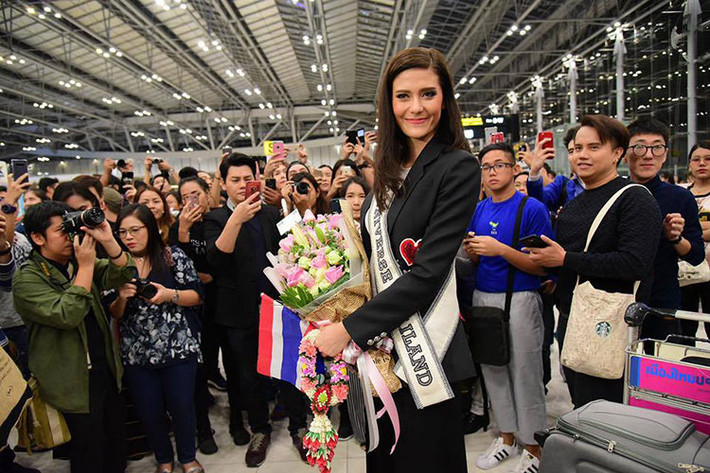 Maria Poonlertlarp được người hâm mộ Thái Lan đến tiễn trước khi lên máy bay.