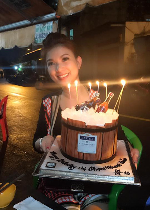 Phạm Thanh Thảo được tặng bánh kem không đụng hàng nhân dịp sinh nhật.