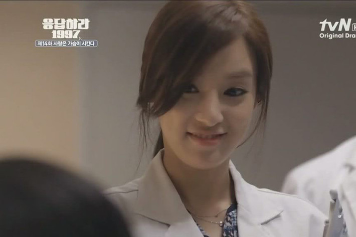 Ngoài ca hát, Lee Joo Yeon còn đóng phim. Năm 2010, cô tham gia bộ phim truyền hình “Cười lên Dong hae”. Năm 2012, Lee Joo Yeon đóng phim “Reply 1997”. Ảnh: chụp màn hình
