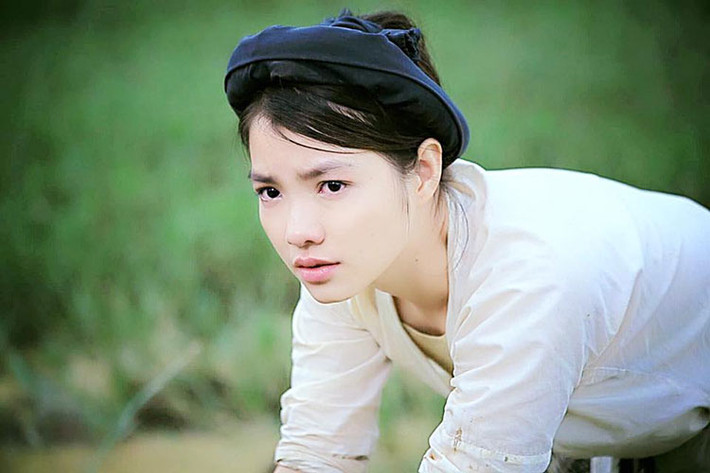 Hồng Kim Hạnh là diễn viên miền Nam duy nhất tham gia đóng bộ phim “Thương nhớ ở ai”. Phim lấy bối cảnh và đời sống làng quê miền Bắc những năm 1954 -1975. Ảnh: FBNV