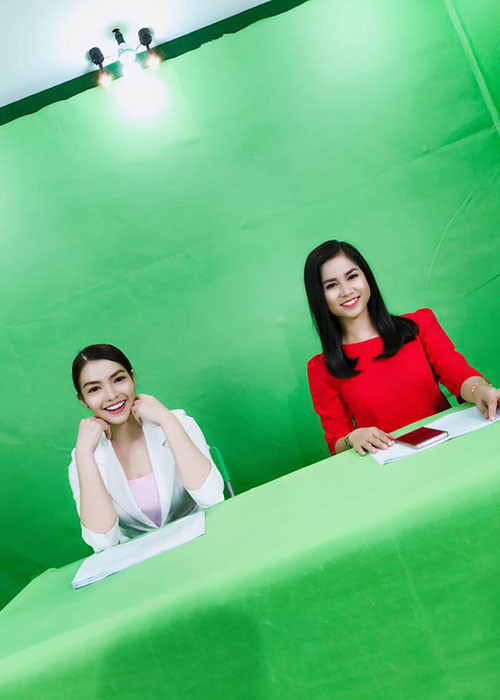 Ngoài đóng phim, Kim Hạnh còn làm MC, lồng tiếng, phóng viên. Bên cạnh đó, cô cũng đắt show quảng cáo làm đại diện thương hiệu. Ảnh: FBNV