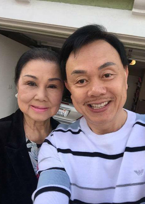 Chí Tài chia sẻ: “Hôm nay đưa má vợ đi ăn sáng nè, nhưng sao má chụp hình con mờ quá, thôi để con tự selfie luôn cho tiện”.