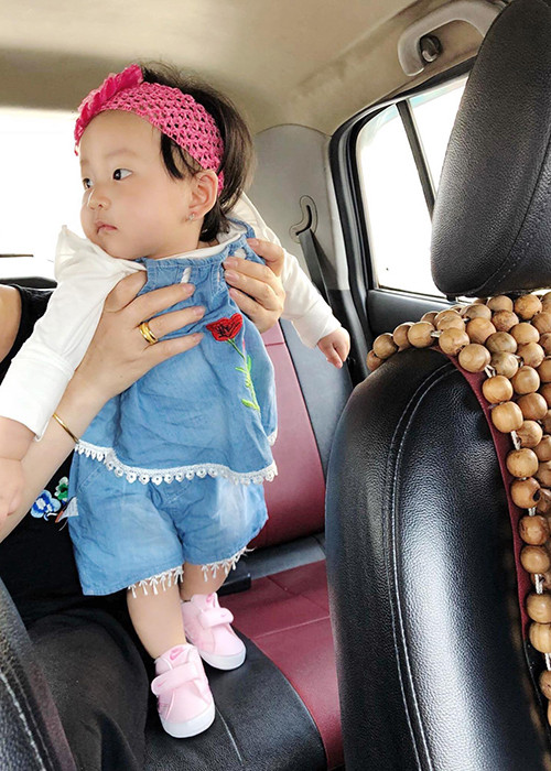 Thu Hương khoe ảnh cô con gái thứ hai. “Búp bê của mẹ hôm nay tròn 8 tháng, ngày sinh nhật 8 tháng mà em phải đi tiêm đây các mẹ ạ. Em yêu lớn nhanh để đi đâu cả nhà mình cùng đi con nhé. Mẹ yêu em lắm”, bà xã của Tuấn Hưng còn viết.