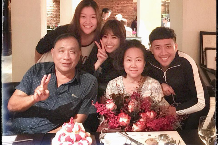 Hot Face sao Việt 24h: Hari Won bí mật tổ chức sinh nhật muộn dành cho mẹ chồng khiến mọi người trong gia đình đều xúc động.