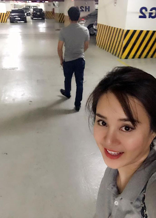 Vợ chồng Vy Oanh mặc đồ đôi khi cùng đi xem phim.