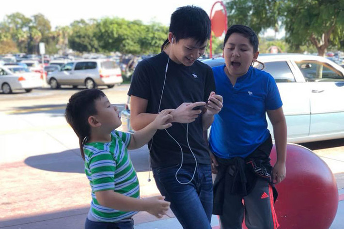 Bằng Kiều khoe ba cậu quý tử. “Tài sản, tình yêu....tất cả mọi thứ của tôi đây”, nam ca sĩ cho hay.