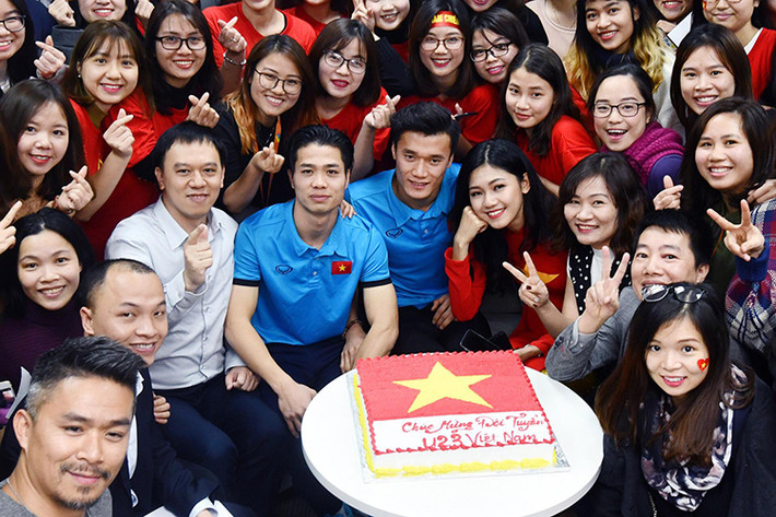 Đảm nhận vai trò MC của một buổi giao lưu, Á hậu Thanh Tú được tiếp xúc với thủ môn Bùi Tiến Dũng. Ảnh: FBNV