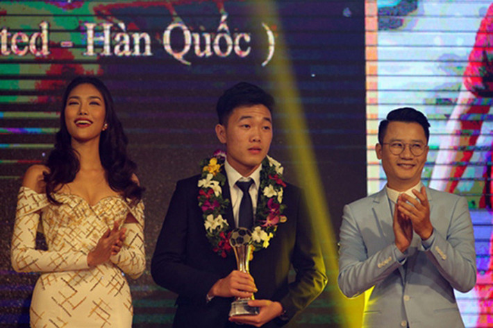 Tháng 1/2017, làm MC cho Gala trao giải Quả bóng vàng Việt Nam 2016, Lan Khuê có cơ hội tiếp xúc với Xuân Trường khi anh được trao danh hiệu “Cầu thủ được yêu thích nhất năm 2016”. Ảnh: Lao động