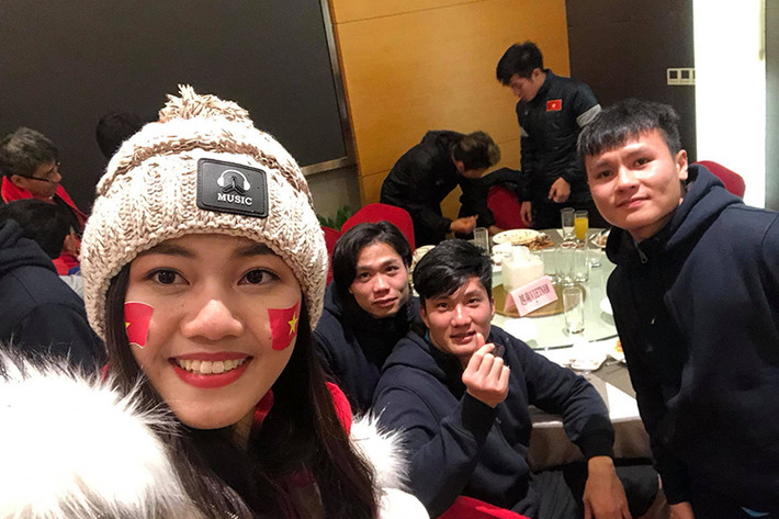 Ngô Thanh Thanh Tú sang tận Thường Châu, Trung Quốc để cổ vũ U23 Việt Nam. Sau chung kết, cô gặp gỡ, chụp ảnh cùng Công Phượng, Quang Hải. Ảnh: FBNV