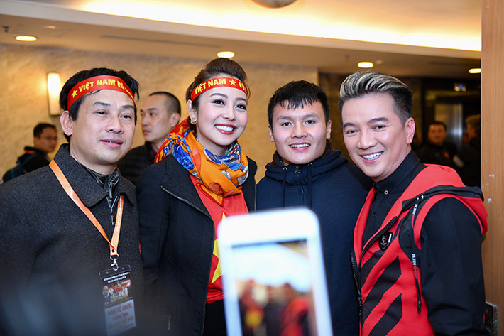 Jennifer Phạm rất vui vẻ khi có cơ hội gặp gỡ, chụp hình với Quang Hải khi tham gia đêm Gala vinh danh các cầu thủ. Ảnh: NVCC