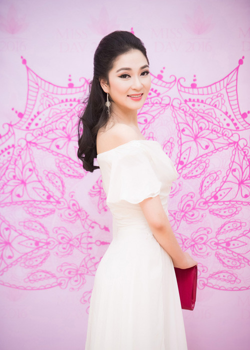 Xuất hiện tại sự kiện, Hoa hậu Nguyễn Thị Huyền gợi cảm trong chiếc đầm trễ vai của NTK Hoàng Hải.