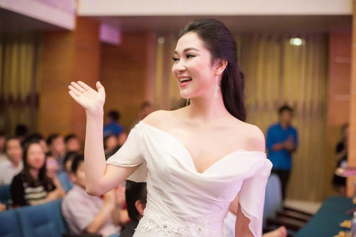 Hoa hậu Nguyễn Thị Huyền được các sinh viên Học viện Ngoại giao Hà Nội chào đón nồng nhiệt khi làm ngồi ghế nóng cuộc thi nhan sắc.
