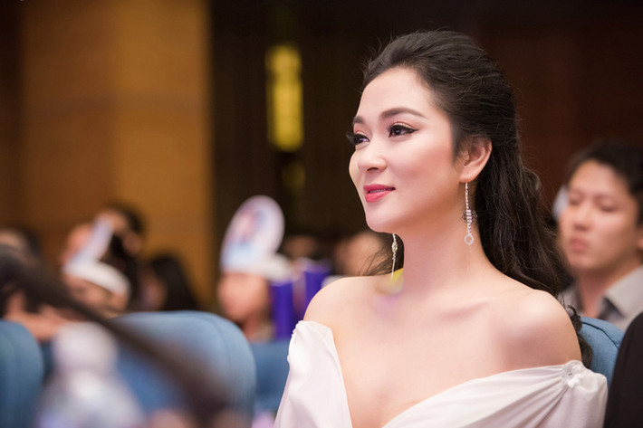 Đã hơn 10 năm kể từ khi đăng quang nhưng Nguyễn Thị Huyền vẫn luôn là người đẹp được công chúng yêu mến.