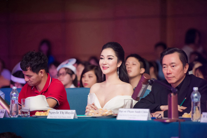 Làm giám khảo cuộc thi sắc đẹp, Nguyễn Thị Huyền luôn chăm chú theo dõi phần thi của các thí sinh.