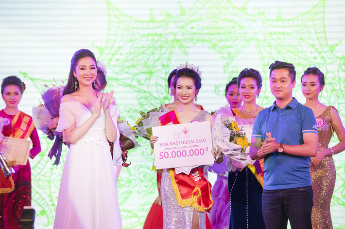 Nguyễn Thị Huyền cũng là người trao vương miện cho thí sinh giành chiến thắng cuộc thi.