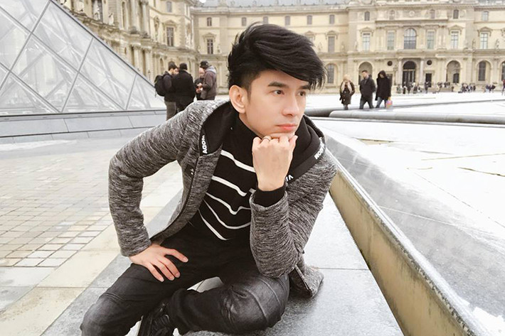 Ngoài đời, nam ca sĩ được khen ngợi có gu thời trang trẻ trung.