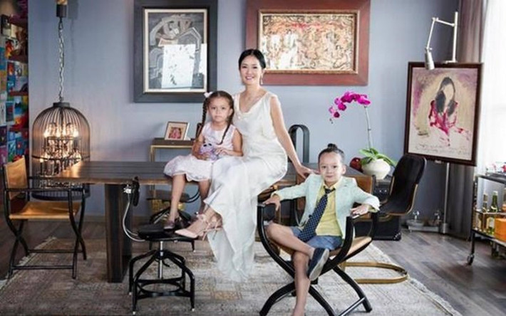 Theo đó, căn nhà của 3 mẹ con Hồng Nhung được thiết kế rất bắt mắt với tông màu nâu - xám cùng những món đồ nội thất ấn tượng đầy chất thơ. Từ bàn ghế, tới cốc chén, đồ trang trí, tranh ảnh… đều có hơi hướng hội họa rõ nét.