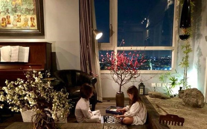 Ban công nhà có view nhìn ra ngoài, đặc biệt cô dành riêng góc đó làm chỗ cho các con vui chơi. Bên cạnh là căn bếp nhỏ, 3 mẹ còn có thể cùng nhau nấu ăn vui vẻ.