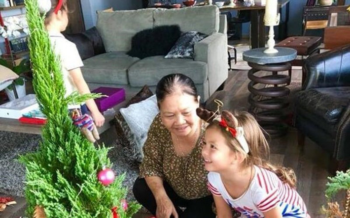 Có với nhau 1 cặp song sinh đẹp như thiên thần, sau khi đường ai nấy đi 3 mẹ con mỹ nhân Việt này chuyển ra ở riêng trong 1 căn hộ nhỏ nhưng ấm cúng.