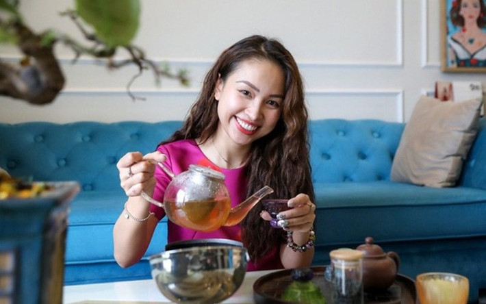Sau thời gian lao động chăm chỉ, gần đây Vân Hugo đã mua cho mình được một căn nhà xinh xắn và ấm cúng làm chốn đi về của cô cùng con trai.Nhà của MC Vân Hugo ở một chung cư cao cấp tại Hà Nội.