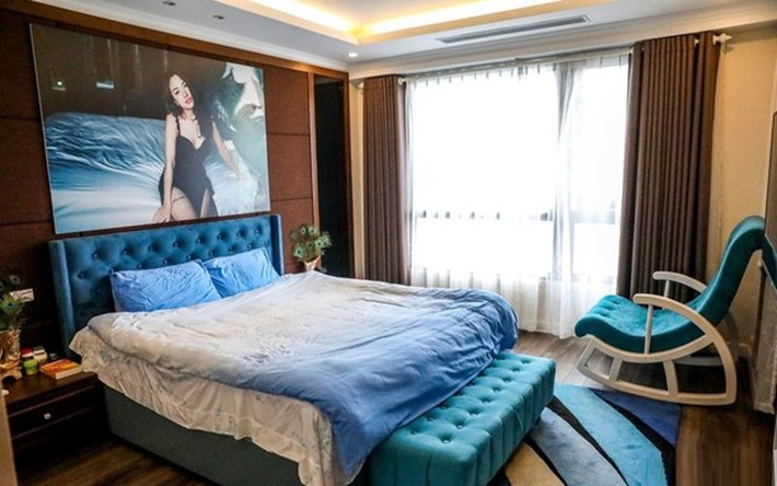 Không gian sống của cô và con trai có diện tích hơn 100m2, gồm có 2 phòng ngủ, 1 phòng khách và một phòng bếp.