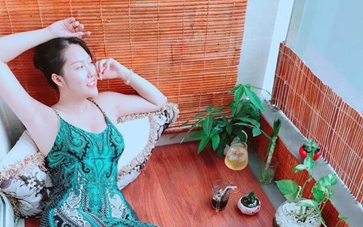 Ngoài bộ sofa sang trọng có cùng tông với màu sơn, thảm trải sàn, phòng khách còn có một chiếc ghế thư giãn màu cam rất nổi bật. Đặc biệt ban công ngập nắng là nơi cô thích nhất trong nhà.
