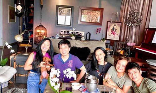 Tháng 6/2018, sao Việt Hồng Nhung bất ngờ tuyên bố việc ly hôn với người chồng ngoại quốc sau một thời gian dài chung sống.