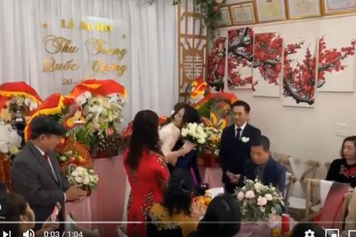 Trước đó, trong lễ ăn hỏi, bố mẹ của Cường Đô la và Đàm Thu Trang từng xuất hiện.