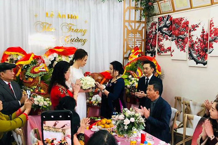 Mẹ của Cường Đô la trao quà cho Đàm Thu Trang trong lễ ăn hỏi.