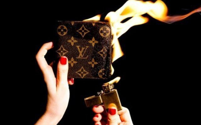 Tiền bạc còn tượng trưng cho một nguồn năng lực nuôi sống con người, nếu đốt hay vứt tiền đi có nghĩa là bản thân đang xua đuổi tiền bạc, phá vỡ năng lượng mà cuộc sống trở nên xui rủi, của cải không có.