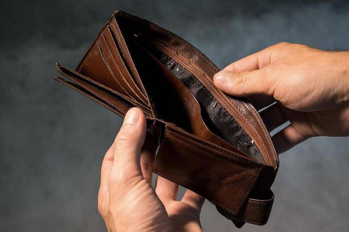 Bởi như vậy, về mặt tâm lý nó sẽ giúp bạn có cảm giác yên tâm và tự tin trong các tình huống, bên cạnh đó về mặt phong thủy, nó còn là yếu tố thu hút thêm tài lộc cho chủ nhân. Một chiếc ví trống rỗng sẽ khiến bạn cảm thấy không an toàn, nhất là khi đi ra khỏi nhà.