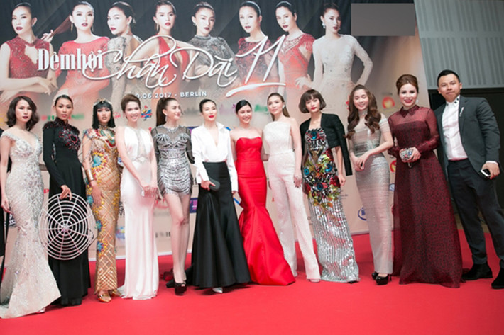 Đêm hội chân dài năm 2017 tại Đức của Khắc Tiệp bị chê rời rạc, không xứng với giá vé. Theo một số clip được khán giả, khung cảnh tổ chức khá thiếu chuyên nghiệp, những hàng ghế trống rất nhiều trong khán phòng. Ảnh: Đất Việt